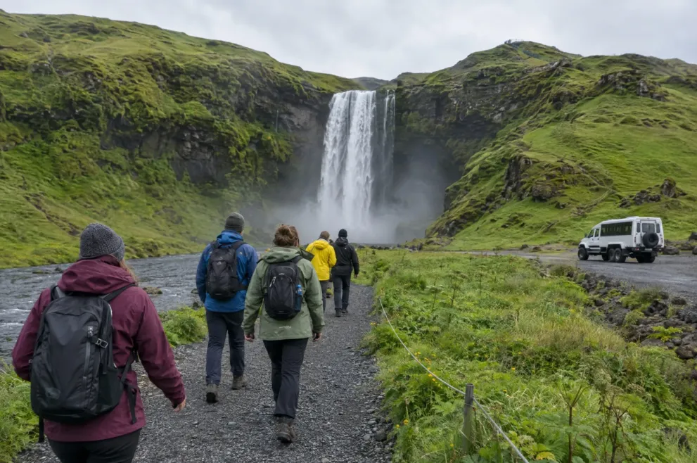 Kleine Reisegruppe auf dem Weg zu einem Wasserfall