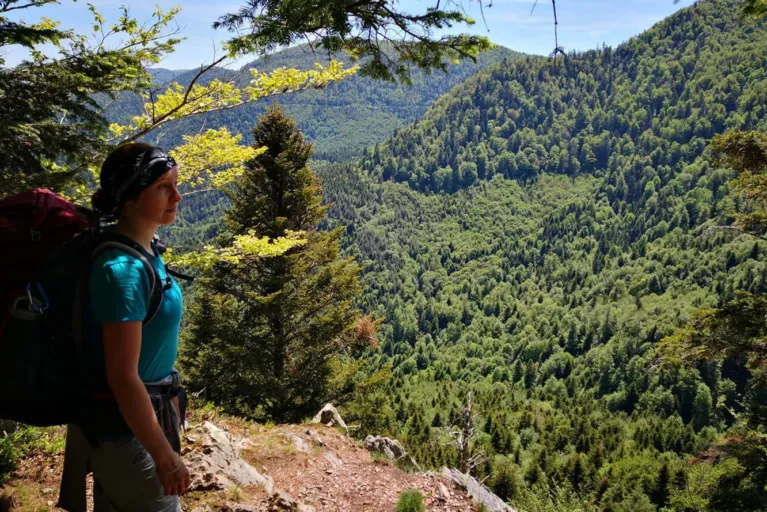 Uli Schoch auf einer Trekkingtour mit Blick über bewaldete Berge